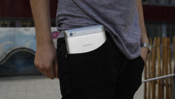 Ein Samsung Tablet steckt in der Hosentasche einer Person.