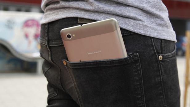 Ein Samsung-Tablet steckt in der Gesäßtasche einer schwarzen Jeans.