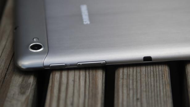 Nahaufnahme eines silbernen Samsung Tablets auf einem Holztisch.