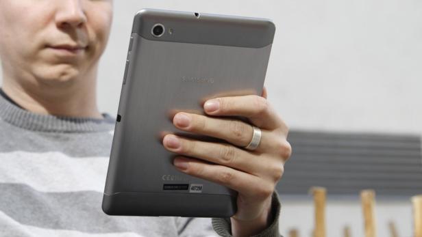 Eine Person hält ein Samsung-Tablet in der Hand.