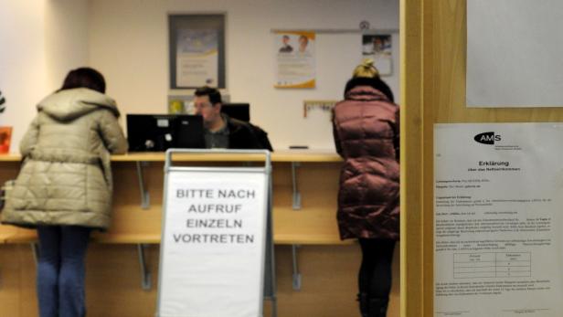 Zwei Personen warten an einem Schalter mit der Aufschrift „Bitte nach Aufruf einzeln vortreten“.