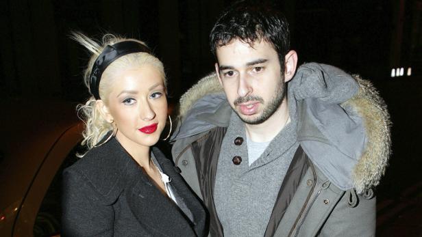 Christina Aguilera und Jordan Bratman posieren zusammen für ein Foto.
