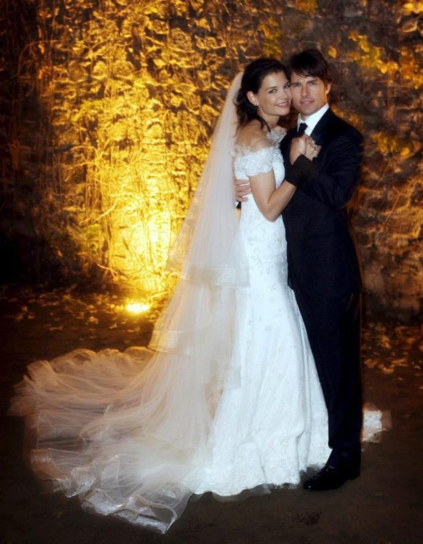 Katie Holmes und Tom Cruise posieren bei ihrer Hochzeit.