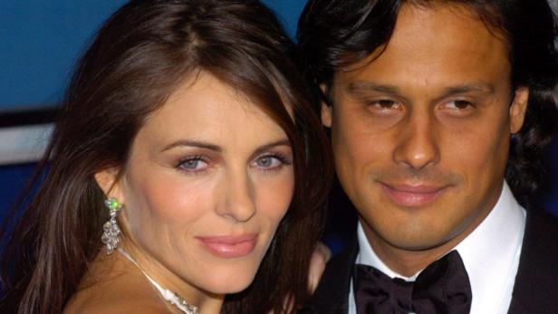 Elizabeth Hurley und Arun Nayar posieren für ein Foto.