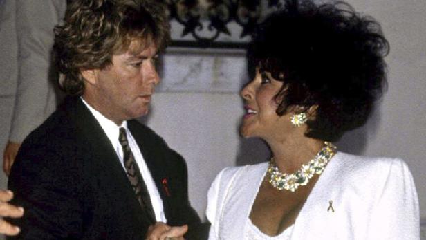 Elizabeth Taylor mit ihrem Ehemann Larry Fortensky bei einer Veranstaltung.