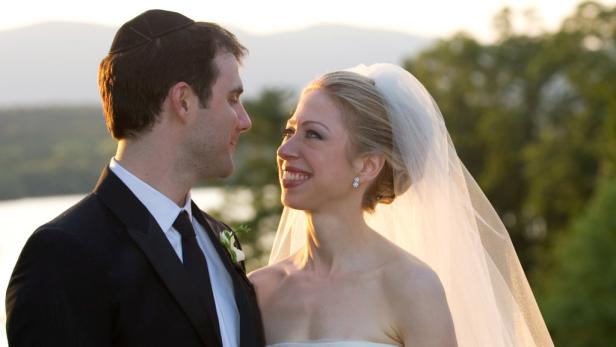 Ein Brautpaar blickt sich bei seiner Hochzeit liebevoll an.