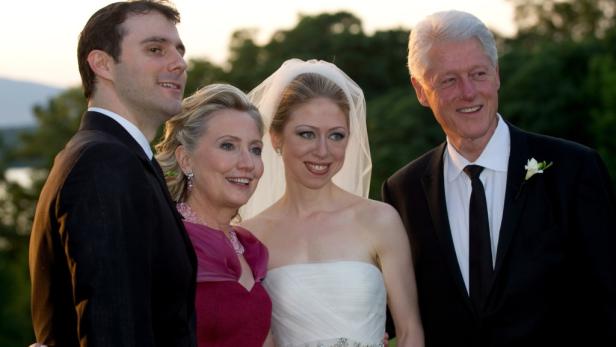 Chelsea Clinton mit ihren Eltern Hillary und Bill Clinton und ihrem Ehemann Marc Mezvinsky.