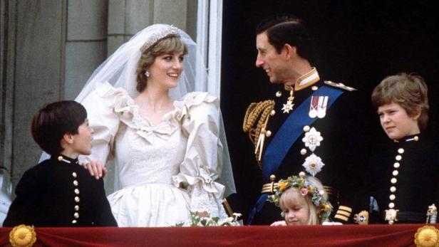 Prinz Charles und Prinzessin Diana mit Blumenkindern und Pagen auf dem Balkon des Buckingham Palace.