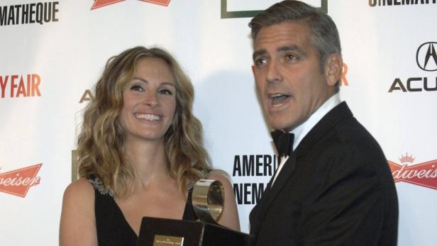 Julia Roberts und George Clooney bei einer Preisverleihung.