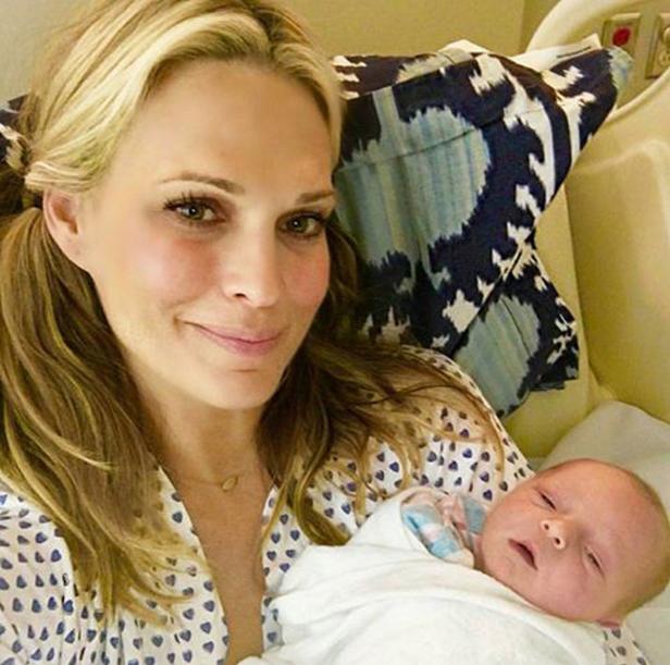 Model Molly Sims zeigt ihr Baby