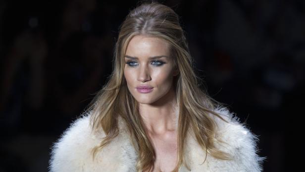 Rosie Huntington-Whiteley trägt einen weißen Pelzmantel.