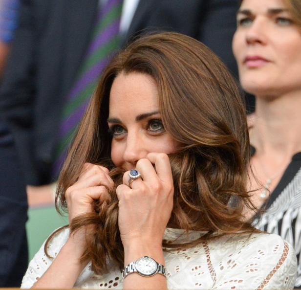 Catherine, Princess of Wales, hält sich Haare vors Gesicht.