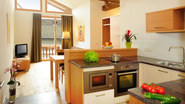 Einblick in eine moderne Ferienwohnung mit Küche und Wohnbereich.