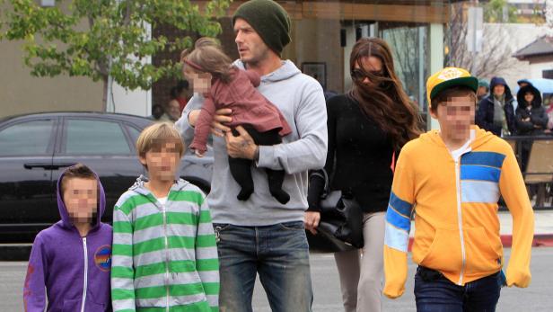 David Beckham mit seiner Familie auf der Straße.