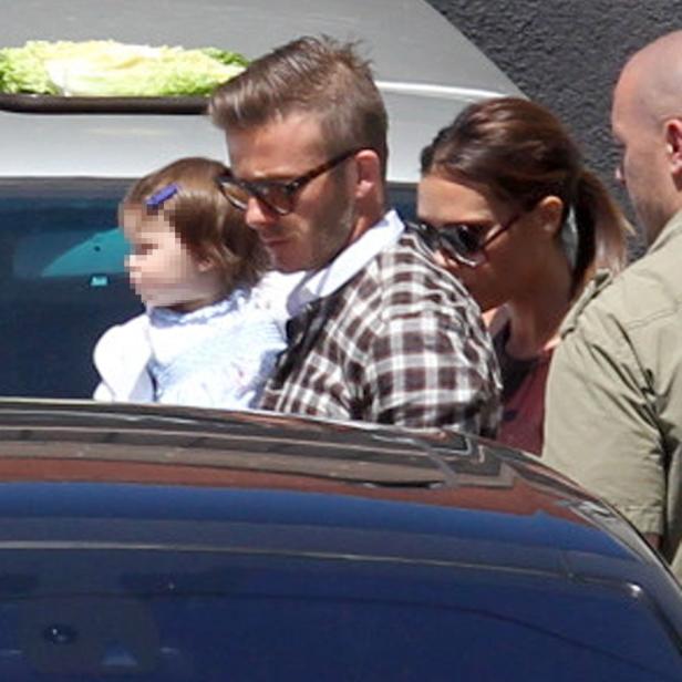 David Beckham mit seiner Familie, inklusive Tochter Harper, unterwegs.