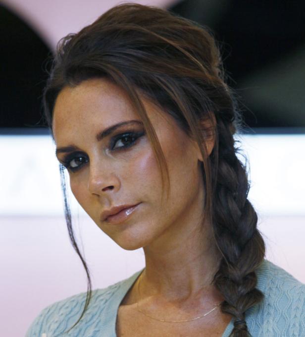 Nahaufnahme von Victoria Beckham mit geflochtenem Haar und dunklem Make-up.