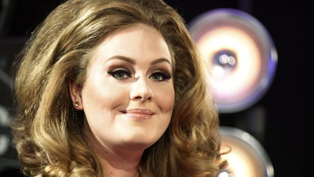 Nahaufnahme von Adele mit lockigem Haar und auffälligem Augen-Make-up.