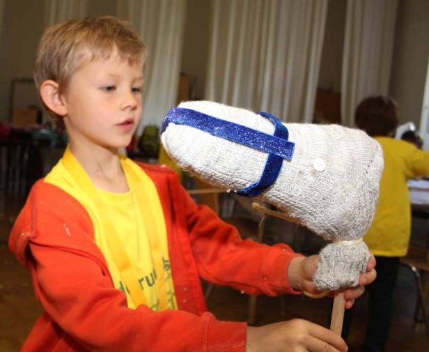 Fotos von Steckenpferden bastelnden Kindern