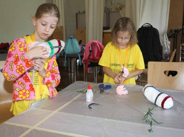 Fotos von Steckenpferden bastelnden Kindern