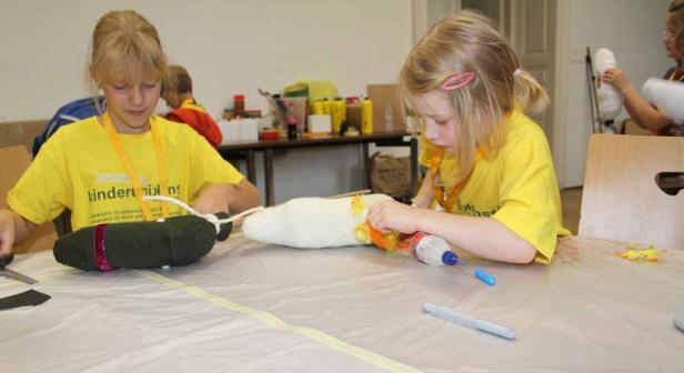 Fotos von Steckenpferden bastelnden Kindern
