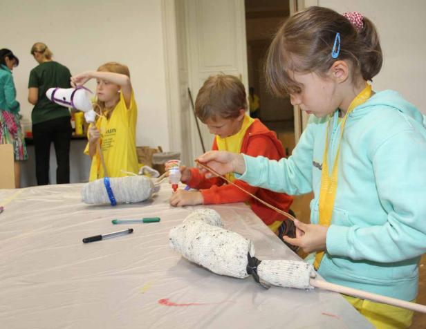 Fotos von Steckenpferden bastelnden Kindern
