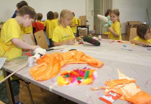Fotos von Steckenpferden bastelnden Kindern