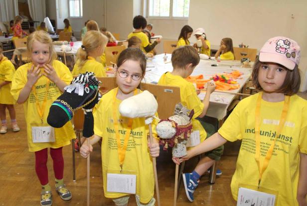 Fotos von Steckenpferden bastelnden Kindern