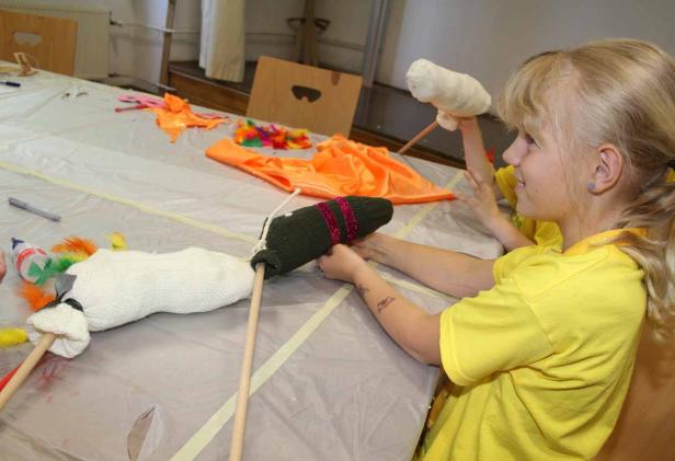 Fotos von Steckenpferden bastelnden Kindern