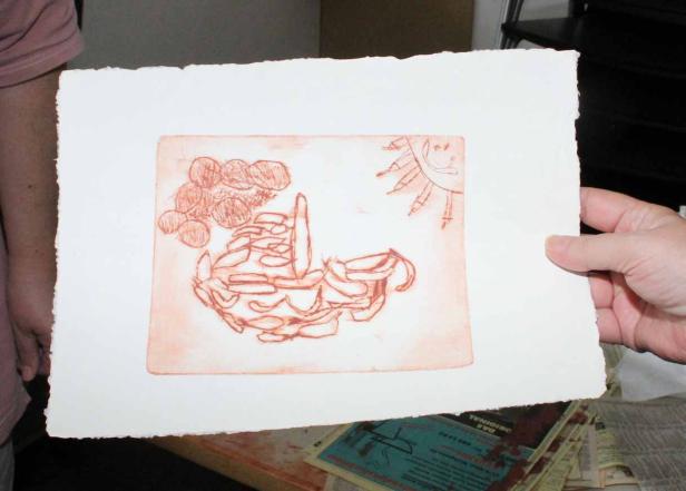 Eine Radierung zeigt stilisierte Wolken, ein Gebäude und eine Sonne.