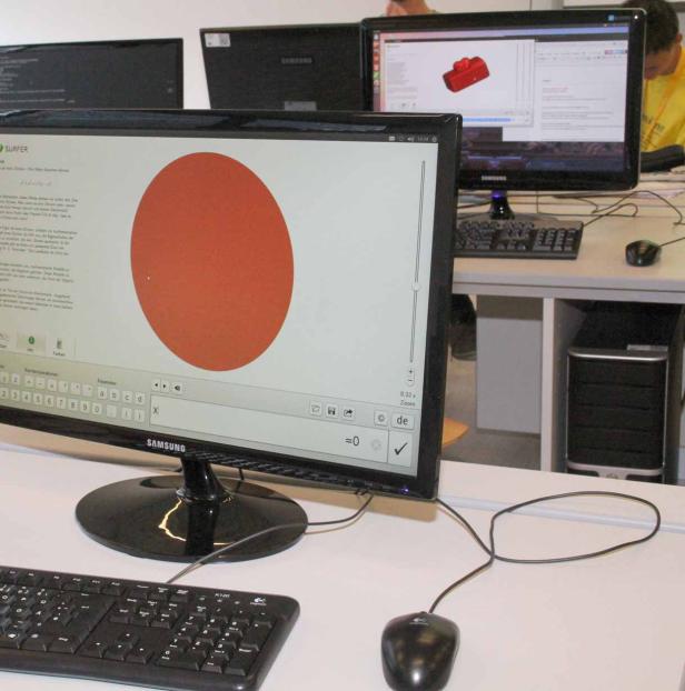 Ein Computerbildschirm zeigt eine rote Kugel in einem mathematischen Programm.
