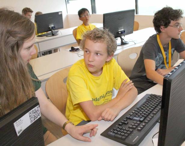 Schüler arbeiten in einem Computerraum an ihren Computern.