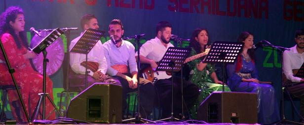 Eine Gruppe von Musikern tritt auf einer Bühne auf.