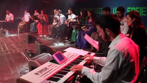 Eine Musikgruppe tritt auf einer Bühne auf.