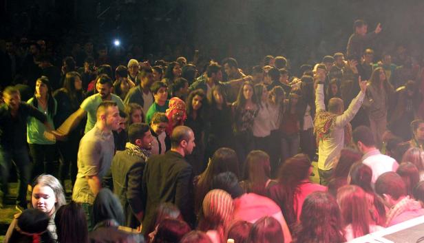 Eine große Menschenmenge tanzt und feiert bei einem Konzert oder einer ähnlichen Veranstaltung.