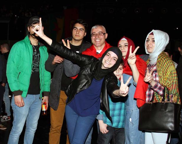 Eine Gruppe junger Leute posiert und zeigt Victory-Zeichen.