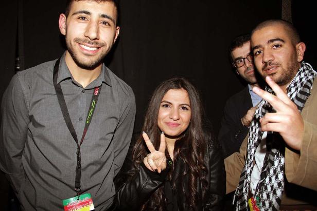 Eine Gruppe junger Leute posiert für ein Foto und zeigt Victory-Zeichen.