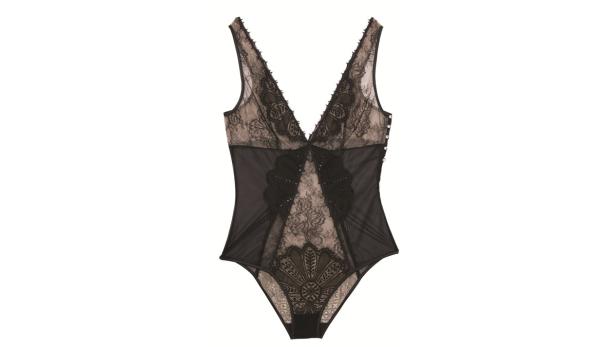 Ein schwarzer Spitzenbody mit V-Ausschnitt liegt auf einem weißen Hintergrund.