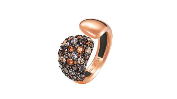 Ein offener Ring aus Roségold, besetzt mit braunen, orangefarbenen und weißen Steinen.