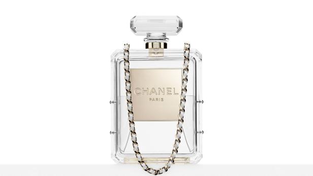 Ein transparenter Chanel-Parfümflakon mit einer goldenen Kette um den Flakon.