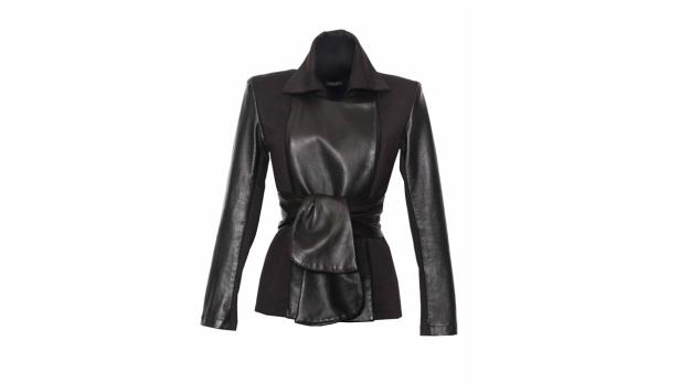 Eine schwarze Jacke mit Lederärmeln und einer ledernen Schärpe auf einem weißen Hintergrund.