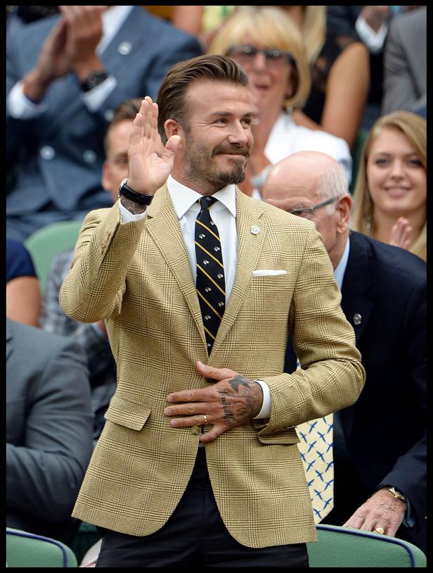 David Beckham winkt bei einer Veranstaltung im Publikum.