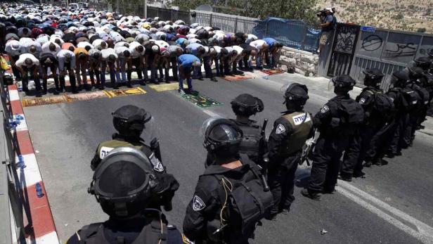 Palestinians pray on the first Friday of Ramadan a Krawalle bei Beerdigung von jungem Palästinenser