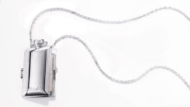 Eine silberne Chloé-Halskette mit einem kleinen Flachmann-Anhänger.