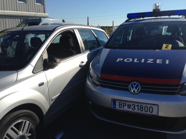 Ein silberner Ford Focus parkt neben einem silbernen VW-Polizeiauto.