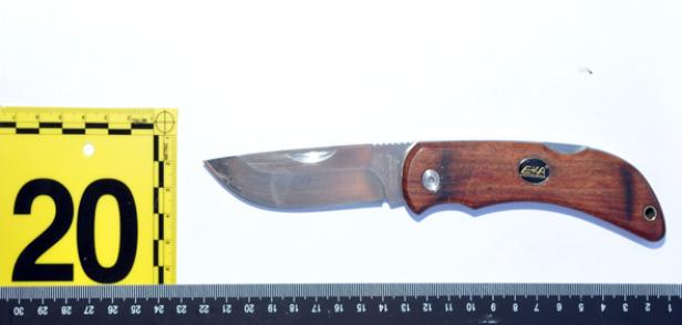 Ein EKA-Taschenmesser liegt neben einem gelben Messstab.