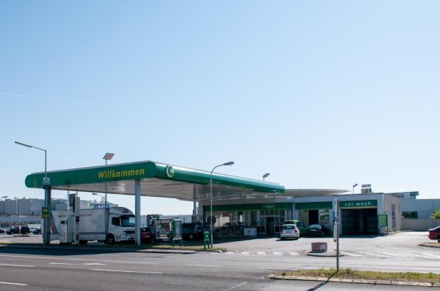 Eine BP Tankstelle mit Waschanlage an einem sonnigen Tag.