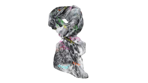 Ein Schal mit Leopardenmuster und bunten Schriftzügen auf einem weißen Hintergrund.