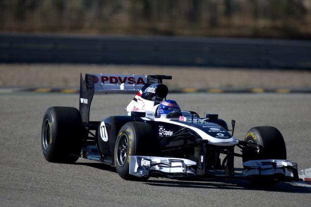 Ein Formel-1-Rennwagen auf einer Rennstrecke.
