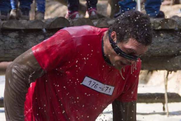 Ein Mann mit Startnummer nimmt an einem Hindernislauf teil.