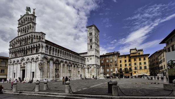 Die Kirche San Michele in Foro in Lucca, Italien, an einem sonnigen Tag.